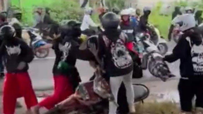 Sejumlah oknum pesilat saat mengeroyok sepasang kekasih di Kabupaten Tuban, Minggu (21/1/2024) sore