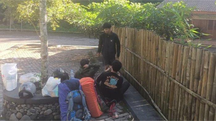 PENDAKI GUNUNG RAUNG - Sejumlah pendaki terlihat diminta pulang di Basecamp Gunung Raung, hari ini Sabtu (7/6/2025). Gunung Rang sendiri telah tiga hari berturut-turuy alami erupsi.