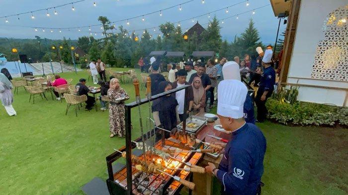 Sejumlah pengunjung saat mengantre menu makanan Kambing Guling dan Brazilian BBQ saat launching menu berbuka puasa di Shanaya Resort Malang menyambut ramadan 2025 atau 1446 H, Jumat (21/2/2025). Shanaya Resort Malang melaunching menu andalan yakni Kambing Guling dan Brazilian BBQ.