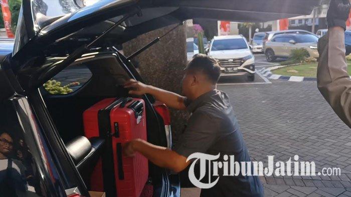 Sejumlah penyidik Komisi Pemberantasan Korupsi (KPK) membawa satu koper berwarna merah setelah melakukan penggeledahan di Gedung Pemprov Jatim, Jumat (16/8/2024) tepatnya di Ruang Biro Kesra.