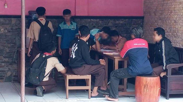 Sejumlah siswa SMK Sore Tulungagung membuat surat pernyataan di Polsek Boyolangu, buntut penggerudukan SMAN 1 Boyolangu