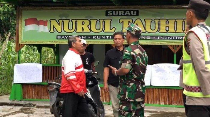Sejumlah warga mendatangi padepokan Nurul Tauhid di Desa Kunti, Kecamatan Sampung Kabupaten Ponorogo
