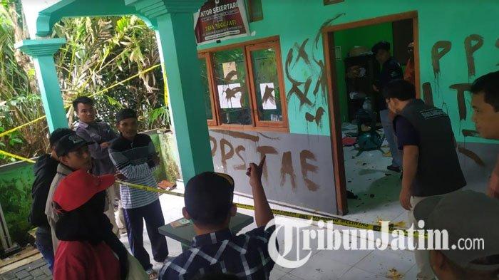Sekretariat PPS Desa Tegaljati, Kecamatan Sumberwringin, Kabupaten Bondowoso, Jawa Timur, dipasangi police line, Rabu (3/1/2024). Kantor PPS itu dirusak orang tak dikenal pada malam pergantian Tahun Baru 2024, Senin (31/12/2023) malam.