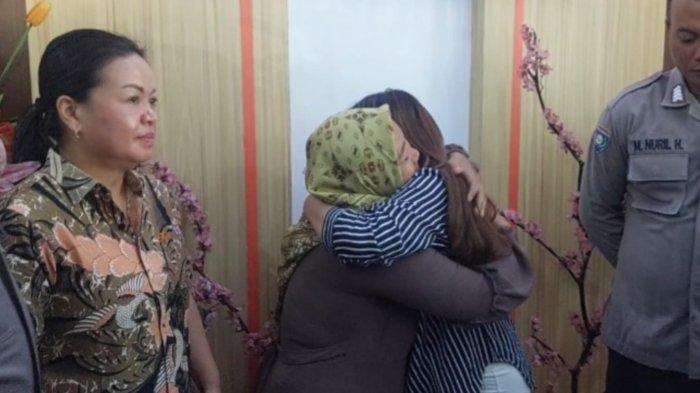 Seleb TikTok sekaligus Bhayangkari di Probolinggo, Luluk Sofiatul Jannah memeluk ibu siswi magang usai dimaafkan, Rabu (6/9/2023).