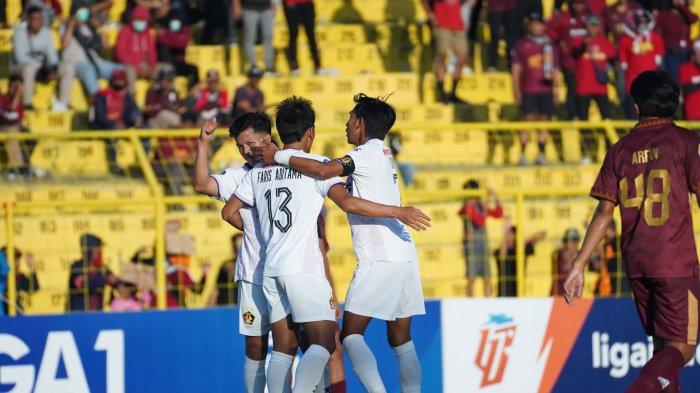 Selebrasi pemain Persik Kediri usai meraih kemenangan di kandang PSM Makassar, Kamis (3/8/2023)