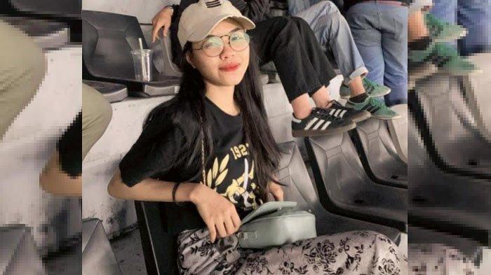 Selfi Lutfianah saat nribun untuk Persebaya di Stadion Gelora Bung Tomo (GBT) Surabaya, 2024.