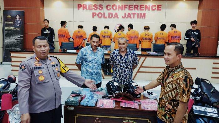 Sembilan orang anggota komplotan maling motor dan begal bersenjata celurit yang telah beraksi di 23 TKP di Kabupaten Pasuruan dan Malang, berhasil ditangkap anggota Tim Jatanras Polda Jatim, Jumat, (8/3/2024).