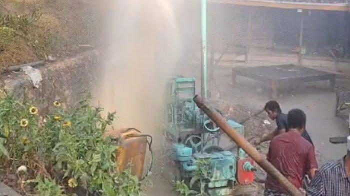 Semburan air belasan meter di Desa Pandan, Kecamatan Omben, Kabupaten Sampang, Madura, Jumat (2/8/2024) pagi.