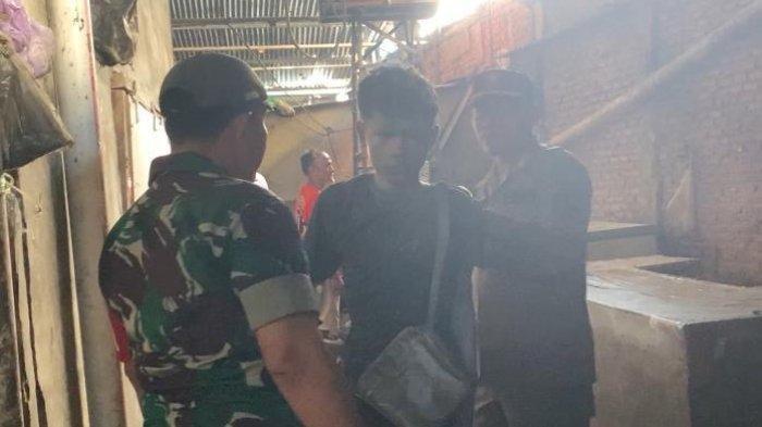 Seorang manusia silver kaget saat dibangunkan dari tidur, sudah ada Satpol PP menunggu