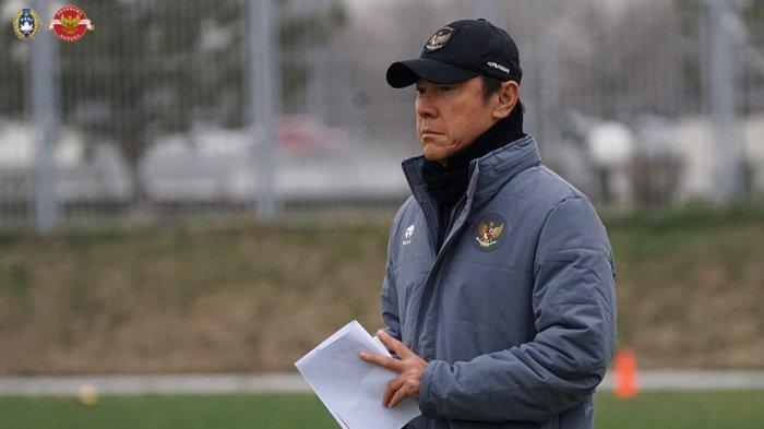 Shin Tae-yong menyaksikan latihan Timnas Indonesia U-20