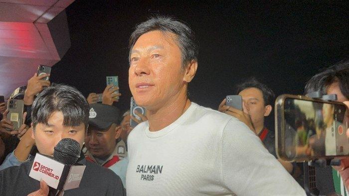 Mantan Pelatih Timnas Indonesia, Shin Tae-yong, memberi keterangan kepada wartawan jelang kepulangannya ke Korea Selatan, di Bandara Soekarno-Hatta, Tangerang, Banten, Minggu (26/1/2025) malam.