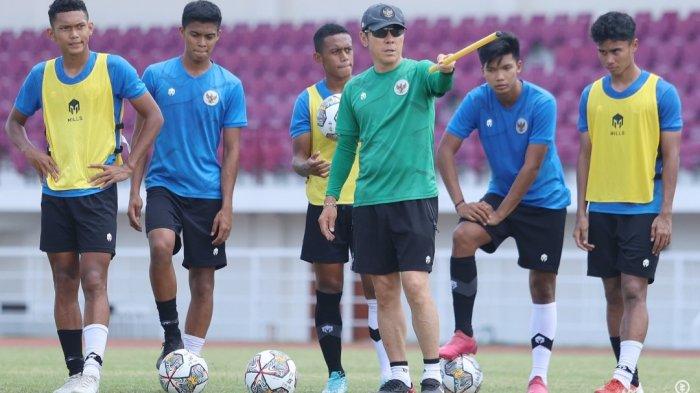 Shin Tae-yong saat memimpin latihan timnas Indonesia U-19