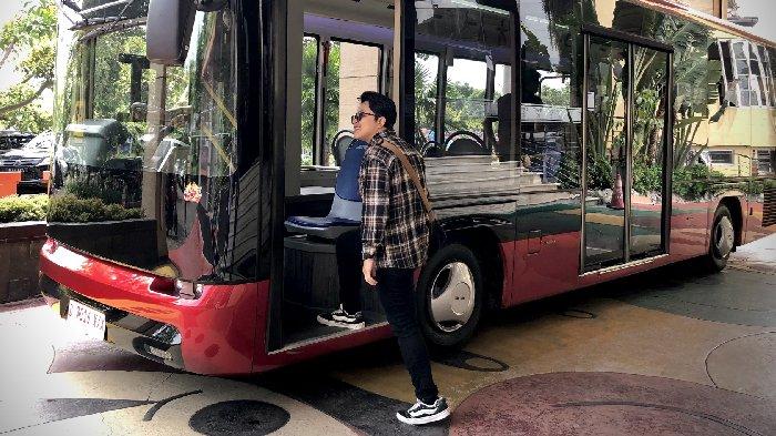 SHUTTLE BUS KOTA BATU - Shuttle bus Kota Batu milik PT Adi Putro yang masih dalam tahap uji coba menjadi bus untuk wisatawan dan diberlakukan secara gratis selama tanggal 2-7 April selama libur lebaran