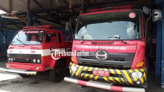 Si Mbah (kiri) dan Karba (kanan), dua dari tiga armada pemadam kebakaran Dinas Pemadam Kebakaran dan Penyelamatan Tulungagung