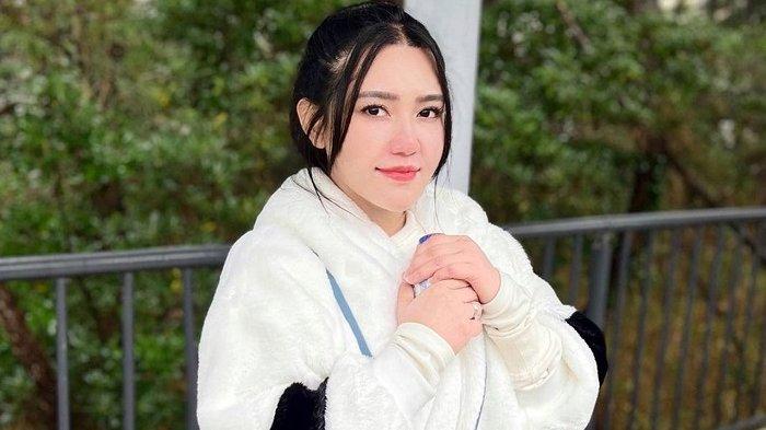 Simak lirik lagu dan chord Semua Berlalu yang dipopulerkan oleh Via Vallen berikut ini.