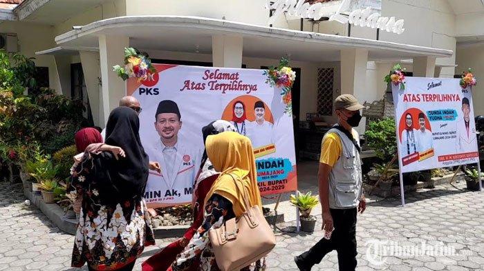 Simpatisan terpantau memadati kediaman Calon Bupati Lumajang nomor urut 2, Indah Amperawati Masdar di Jalan Jend A Yani Lumajang, Kamis (28/11/2024).