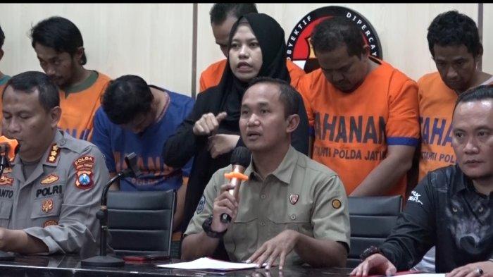 Wakil Direktur Ditreskrimum Polda Jatim AKBP Piter Yanottama, ditemani Kabid Humas Polda Jatim Kombes Pol Dirmanto, dan Kasubdit III Jatanras Ditreskrimum Polda Jatim AKBP Lintar Mahardhono saat menggelar kasus tujuh orang sindikat pembobolan rumah beraksi di sembilan kabupaten dan kota se-Jatim, berhasil ditangkap Tim Jatanras Polda Jatim.