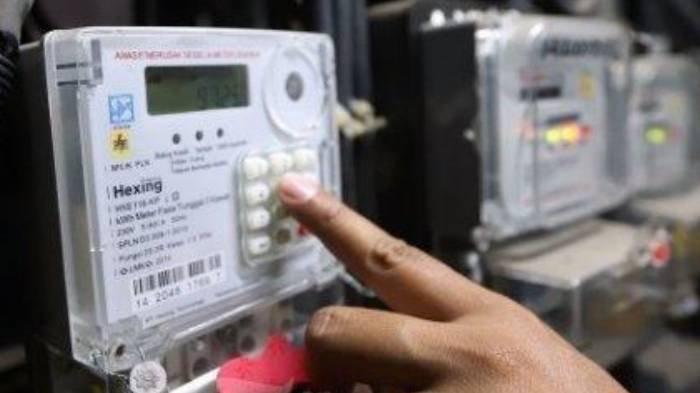 DISKON TOKEN LISTRIK - Warga melakukan pengecekan token listrik prabayar di Rumah Susun Bendungan Hilir, Jakarta Pusat, Rabu (1/4/2020). PLN menjelaskan bahwa sisa token listrik aman meski periode diskon 50 persen berakhir.