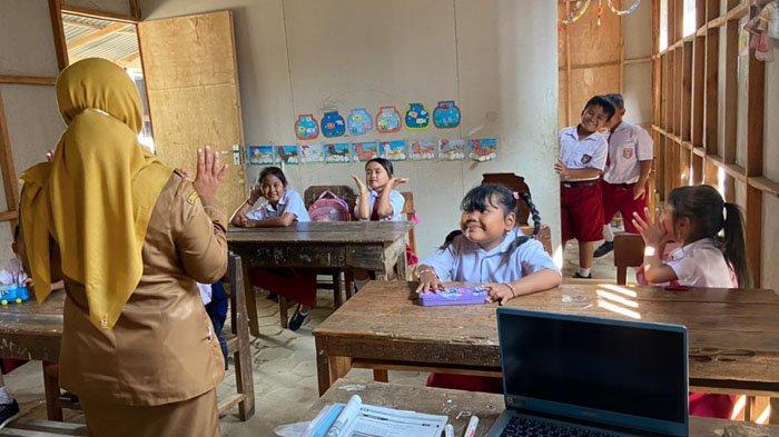Siswa kelas 2 SDN 2 Karangpatihan Ponorogo Tempati Kelas Darurat, Senin (22/7/2024)