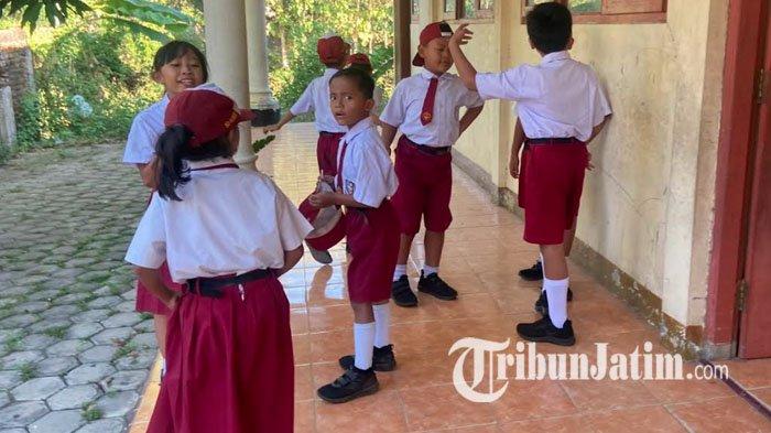 Ilustrasi sekolah - Siswa-siswi SDN Setono Ponorogo, Jawa Timur (Jatim), pada hari pertama masuk sekolah, Senin (15/7/2024).