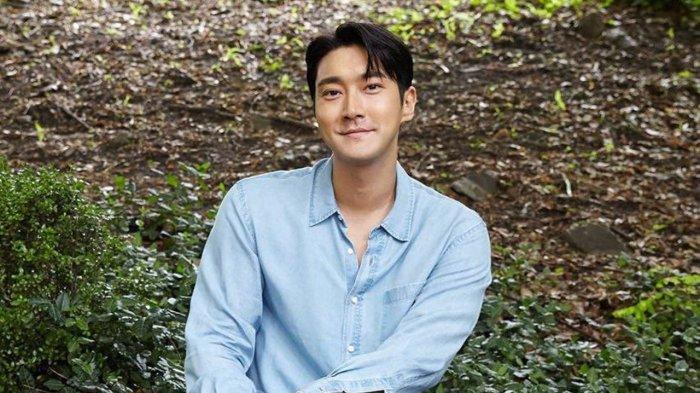 Siwon chaebol memang tak sepenuhnya salah karena ia memang lahir dari keluarga kaya. Jika dia tidak debut sebagai idol, Siwon kemungkinan besar terlibat aktif dalam bisnis keluarganya.