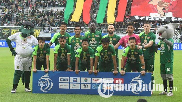 Skuad Persebaya Surabaya saat laga Persebaya vs Arema FC di Stadion GBT Surabaya, Sabtu (7/12/2024). Laga berakhir dengan skor 3-2 untuk kemenangan Bajul Ijo.