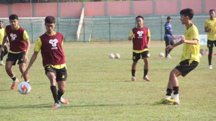 Skuad Persibo Bojonegoro saat latihan di Stadion Letjen Hadji Soedirman beberapa waktu lalu.