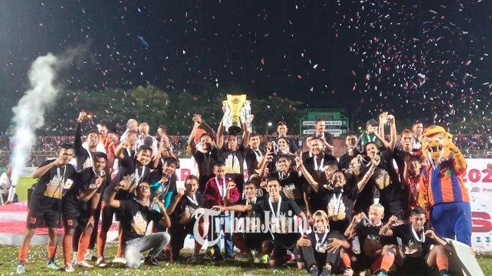 Skuad Persibo Bojonegoro saat merayakan kemenangan sebagai Juara Liga 3 Jatim 2023/2024, Selasa (6/2/2024) petang.