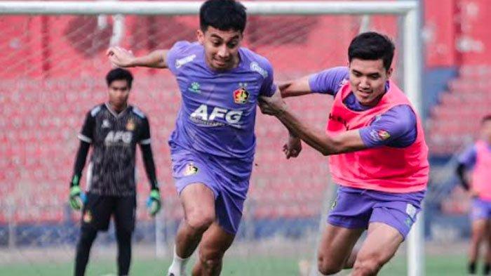 Skuad Persik Kediri saat menjalani sesi latihan tim di Stadion Brawijaya Kediri, Selasa (17/10/2023).