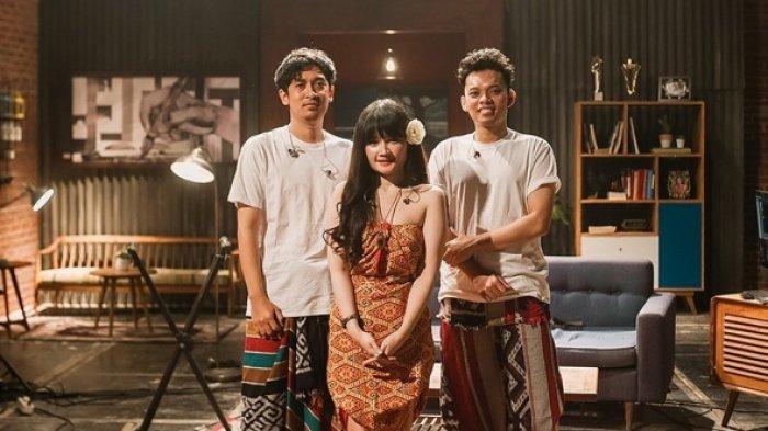 Soegi Bornean berasal dari kota Semarang yang beranggotakan 3 orang yaitu Fanny Soegi sebagai vokalis, Damar dan Ilyas sebagai gitaris.