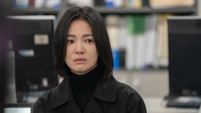 Potret Song Hye Kyo dalam drama Korea 'The Glory Part 2'. Misi balas dendamnya bikin penonton puas. Moon Dong Eun memutuskan bunuh diri?
