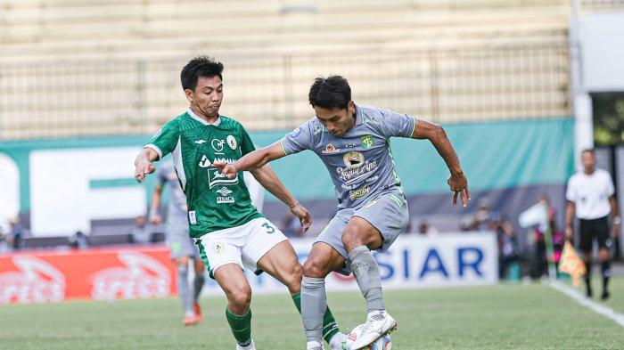 Song Ui-young (kanan), gelandang Persebaya berduel dengan pemain PSS Sleman, Wahyudi Hamisi di Stadion Maguwoharjo, Sabtu (26/8/2023).