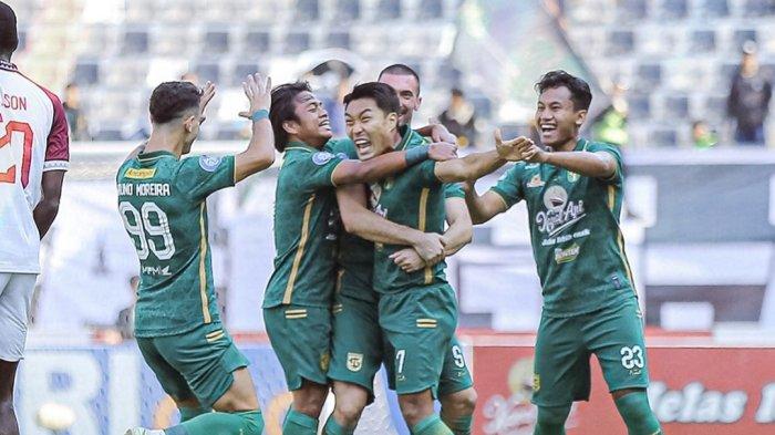 Song Ui-young merayakan gol ke gawang PSM Makassar di Stadion GBT, Jumat (18/8/2023)