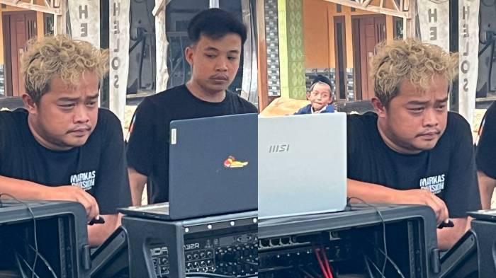SOSOK MEMED - Ahmad Abdul Aziz (29) atau akrab disapa Memed saat mengatur suara sound horeg di Kecamatan Gondanglegi, Kabupaten Malang, Senin (28/7/2025).