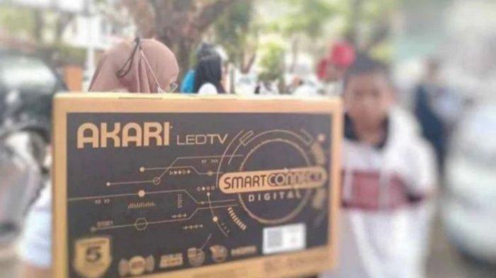 Sosok bocah nangis hadiah umrah dari jalan sehat diganti TV dan dispenser. Ia berasal dari Makassar.