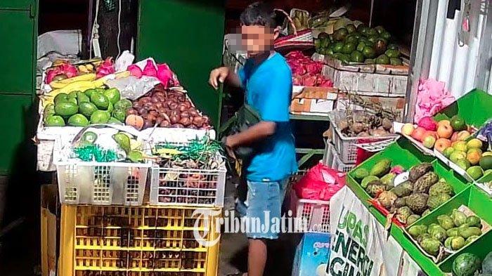 Sosok bocil terekam CCTV saat mengobrak-abrik toko buah di Jalan Suromenggolo atau Jalan Baru Ponorogo.