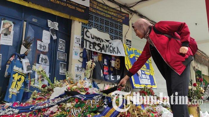 Staf Investigasi Komisi Untuk Orang Hilang dan Korban Tindak Kekerasan (KontraS) Shafira Nur Adlina (kanan) saat berada di pintu Gate 13 Stadion Kanjuruhan Malang, Senin (10/10/2022). Lembaga Perlindungan Saksi dan Korban (LPSK) terus berupaya memberikan perlindungan bagi saksi dan korban tragedi Kanjuruhan.