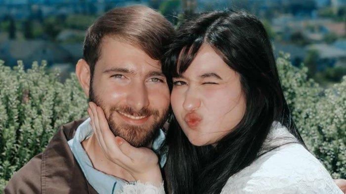 RESMI MENIKAH - Stephanie Poetri (25) mengumumkan telah menikah dengan Asher Novkov-Bloom. Dalam proses pernikahannya, Stephanie tak mengenakan cincin kawin.