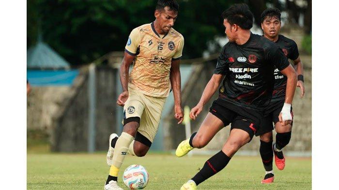Striker Arema FC, Gilbert Alvarez saat menggiring bola dalam laga uji coba antara Persis Solo vs Arema FC di Stadion Sriwedari Solo pada Selasa (23/1/2024).