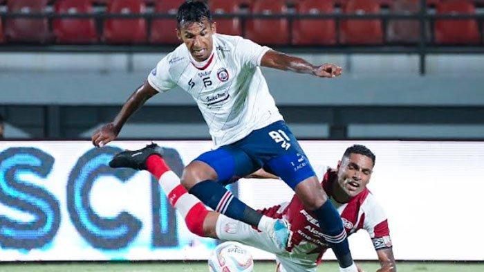 Striker Arema FC, Gilbert Alvarez saat duel dengan bek Persis Solo, Jemerson dalam lanjutan kompetisi Liga 1 2023-2024 pekan 22, Sabtu (9/12/2023). Dalam pertandingan Arema FC vs Persis Solo, Singo Edan mampu menang 3-1.