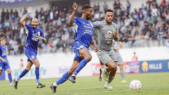 Striker Persebaya, Paulo Victor (kanan) berduel dengan pemain PSIS Semarang pada laga PSIS Semarang vs Persebaya, di Stadion Jatidiri Semarang, Minggu (16/7/2023).