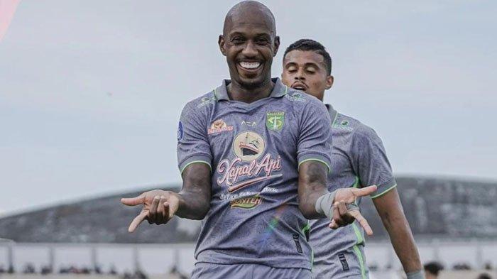 Striker Persebaya Surabaya, Paulo Henrique melakukan selebrasi usai mencetak gol ke gawang Persita Tangerang pada laga Persita vs Persebaya, di Stadion Indomilk Arena Tangerang, Jumat (23/2/2024).