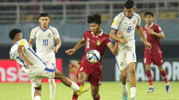 Striker Timnas Indonesia U-17, Arkhan Kaka dikepung pemain Timnas Panama U-17 di Stadion Gelora Bung Tomo (GBT) Surabaya, Senin (13/11/2023) malam.