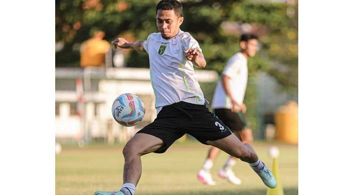 Striker asing Persebaya Surabaya, Paulo Victor (kanan) saat berlatih bersama tim jelang hadapi Borneo FC, Rabu (30/8/2023).