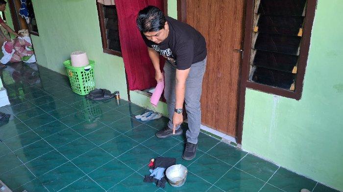 Saat kepolisian melakukan olah TKP lokasi penganiayaan suami yang siram air keras istri dan anaknya di kos kawasan Kecamatan Ngasem, Kabupaten Kediri.