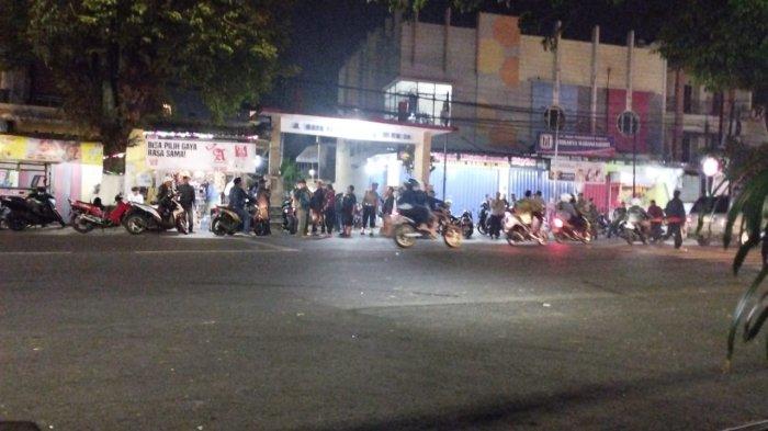 Suasana Jalan Raya Tlogomas pada Minggu (25/6/2023) malam. Sebelumnya, di lokasi ini terjadi aksi sweeping yang dilakukan oleh sekelompok massa.