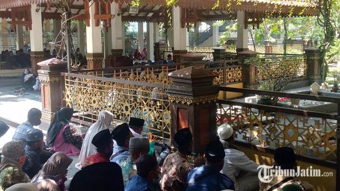 Suasana Komplek Area Makam Gus Dur yang dipenuhi peziarah dari luar daerah