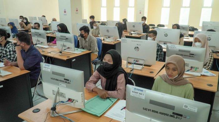 Suasana Ujian Tulis Berbasis Komputer (UTBK) di Universitas Negeri Surabaya (UNESA), Senin (8/5/2023).