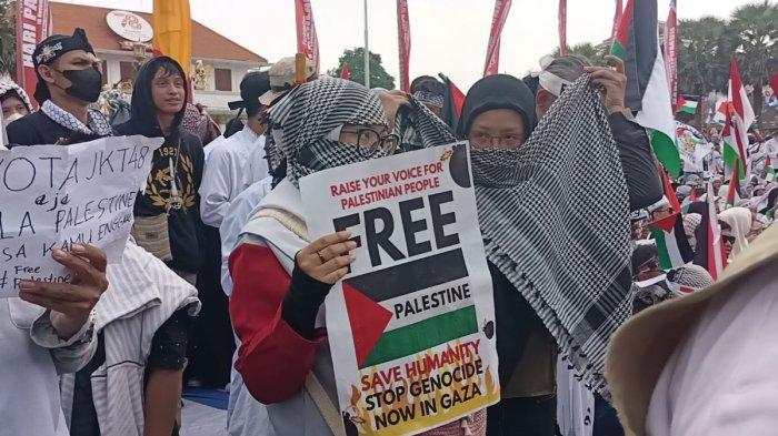 Suasana aksi Aliansi Rakyat Surabaya Bela Palestina yang berlangsung di kawasan Jalan Gubernur Suryo atau tepat di depan Gedung Negara Grahadi Kota Surabaya