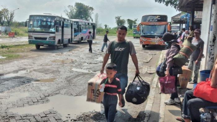 Suasana arus balik di Terminal Purboyo Kota Madiun, Selasa (25/4/2023). Tampak pemudik terus berdatangan sambil menunggu armada bus baik Antar Kota Antar Provinsi, maupun Antar Kota Dalam Provinsi di dalam maupun di luar terminal